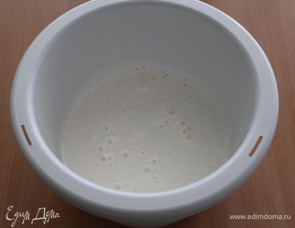 Яйца взбить с сахаром до белой пены.