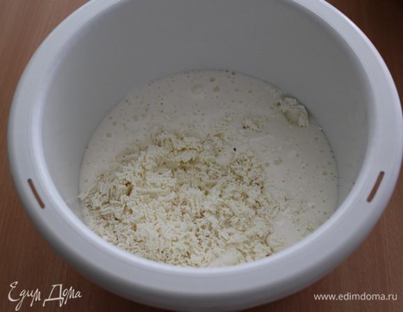 Творог протереть через сито, перемешать.