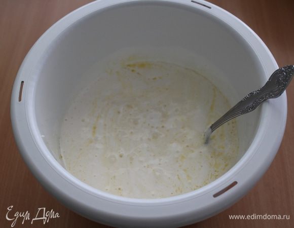 Добавить растопленное сливочное масло.