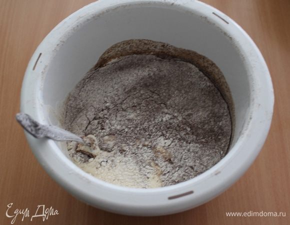 Просеять обе муки с разрыхлителем, перемешать.