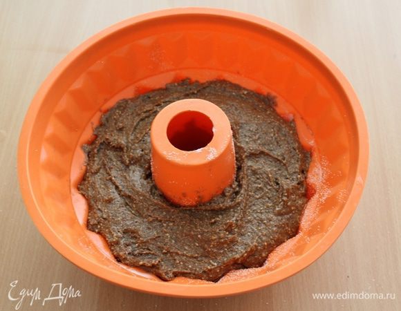 Выложить в смазанную форму.