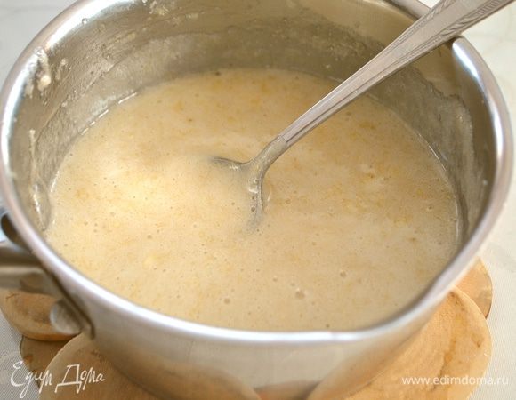 Ставим на средний огонь и постоянно помешиваем до растворения сахара.
Масса посветлеет, начнет немного пениться (реакция меда с содой) и увеличится в объеме.