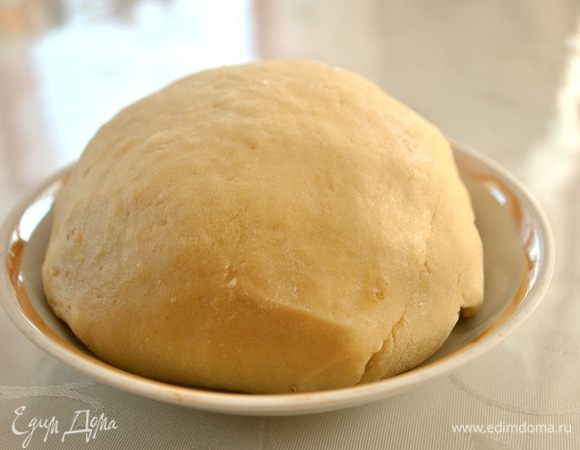 Добавляем муку в остывшую массу и замешиваем не крутое тесто, но и не мягкое. Количество муки будет зависеть от величины банана. Тесто, осязаемо, очень похоже на тесто для тульского пряника.