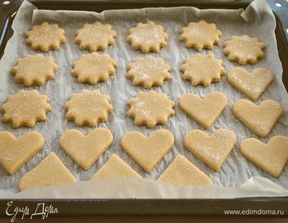 Припыляем стол мукой. Раскатываем тесто в пласт толщиной 5-7 мм.
Укладываем на застеленный пергаментом противень. Сбрызгиваем водой и посыпаем сахаром.
Выпекать в разогретой до 180°C духовке 7-10 мин.