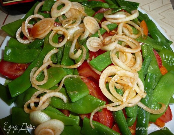 Маринованный лук выложить на салат, заправить оливковым маслом.