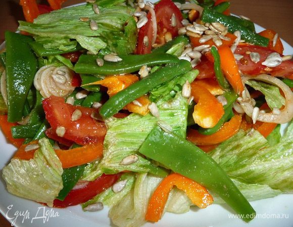 Добавить соль, перец по вкусу, салат перемешать, можно оставить настаиваться на 10 мин.