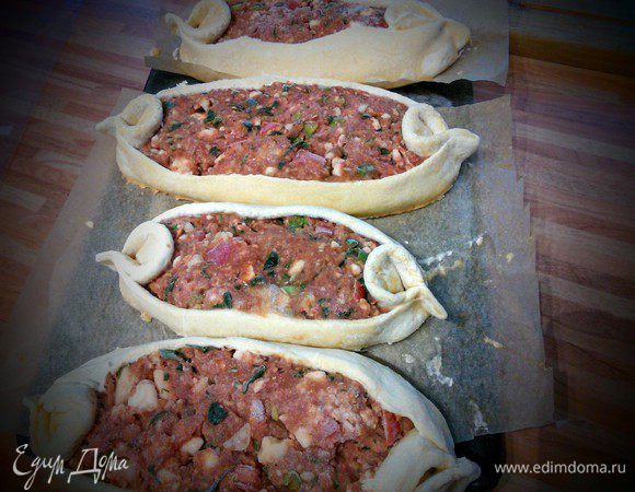 Замораживать пиде нужно по одному, поместив их к примеру на досточке в морозилку. Когда заготовки полностью замерзнут, их можно переложить в кулек для заморозки продуктов. 