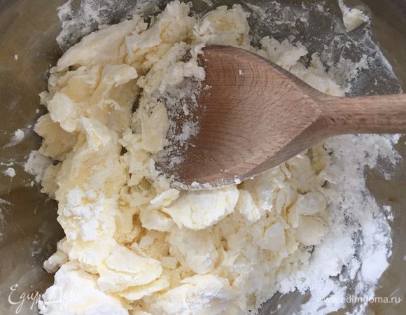 Для тартов я очень полюбила именно этот рецепт песочной основы. Тесто получается рассыпчатая, не намокает от начинки и с очень ярким сливочным вкусом. А делается оно очень просто: масло комнатной температуры хорошенько растираем с сахарной пудрой.