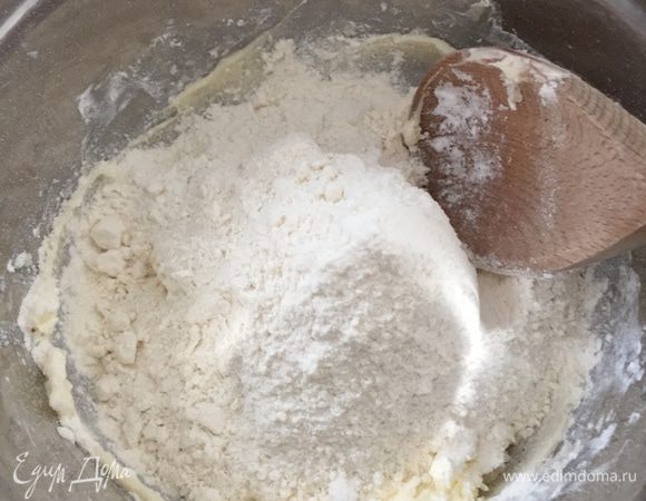 Потом добавляем просеянную муку и соль. Растираем дальше.