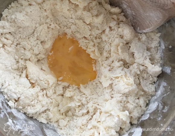 Потом постепенно добавляем пол-яйца (разбиваем в миску, немного взбалтываем, выливаем половину в тесто).