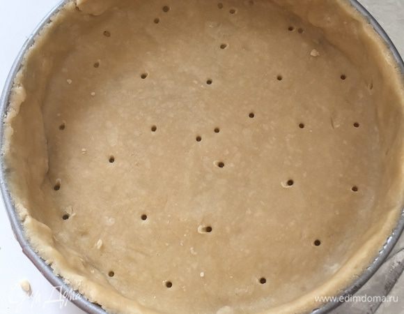 Переносим тесто в форму, утрамбовываем, отрезаем лишнее. У меня форма 20 см, остается еще тесто на шесть печенюшек. Тесто прокалываем палочкой и отправляем на минут 15 в духовку. Достаем, даем остыть.