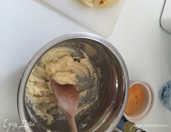 Духовку нагреваем (ну или она почти нагретая уже) до 180°C. Теперь вкусная и простая в приготовлении начинка для тарта: опять растираем масло с сахаром. 