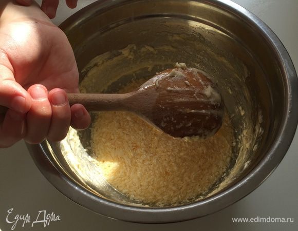 Добавляем яйца и миндальную эссенцию. Хорошо перемешиваем, можно миксером.