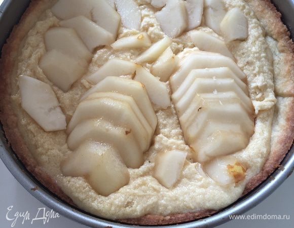 Потом вводим оба вида муки и еще раз хорошо вымешиваем. Крем выкладываем на остывшую основу. Сверху укладываем почищенные и порезанные груши. (Делали с дочей, поэтому выкладка разная;)