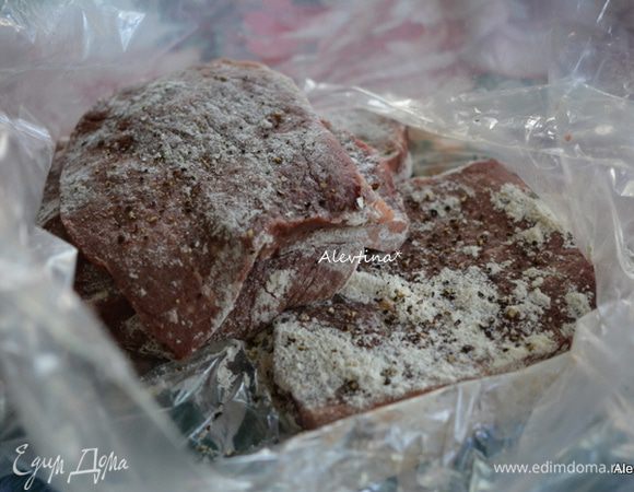 Говядину нарезать ломтями порционными. Обвалять в муке, посолить и поперчить.