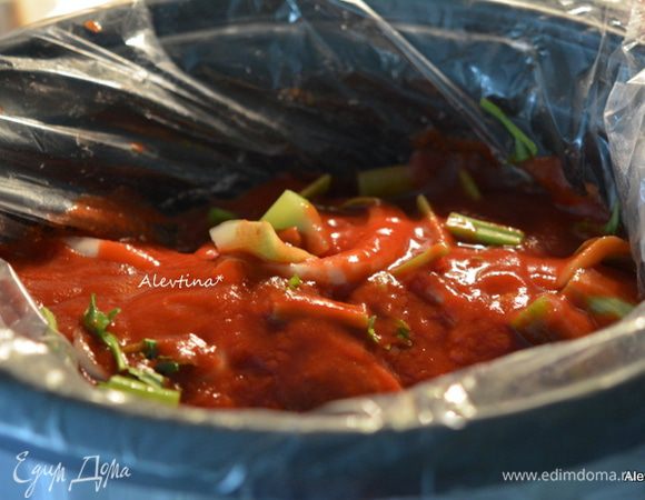 Лук нарезать кольцами, сельдерей кусочками.
Медленнолварку смазать маслом, я использую пакет для готовки в медленноварке, выложить куски говядины, чередуя лук, сельдерей, соус томатный.
Закрыть крышкой, поставить медленный режим 8 часов.