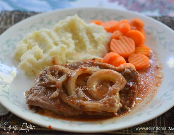 Подаем говядину с луком, полив соусом, гарниром горячим. Приятного аппетита.
