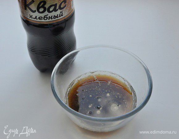 Смешать в миске растительное масло и квас.
