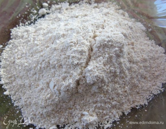 Овсяные хлопья измельчите в кофемолке в муку или же просто возьмите уже готовую овсяную муку.