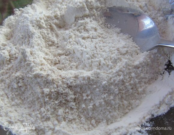 Смешайте овсяную муку с пшеничной.