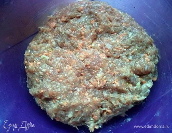 В фарш добавляем яйца, приправу, зелень (петрушка или укроп), измельченные лук и морковь, соль по вкусу. Хорошо вымешиваем фарш минут пять. Накрываем и отставляем на 1 час настаиваться приправой.