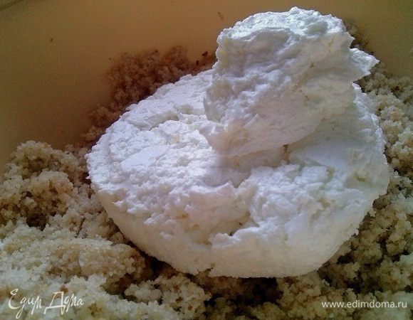 Панировочные сухари заливаем теплой водой на 10 мин. Смешиваем с творогом. Творог должен быть мягким, без крупинок, не кислым. У меня домашний. Добавляем к фаршу. Опять хорошенько вымешиваем.