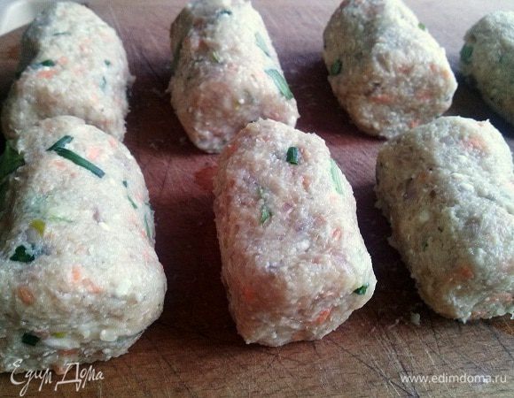 Формируем и выкладываем котлеты на противень, выстланный силиконовым ковриком или смазанный растительным маслом. Запекаем в разогретой духовке при 180°C до готовности, примерно 25-30 минут. У меня получилось 20 румяных нежных котлет.