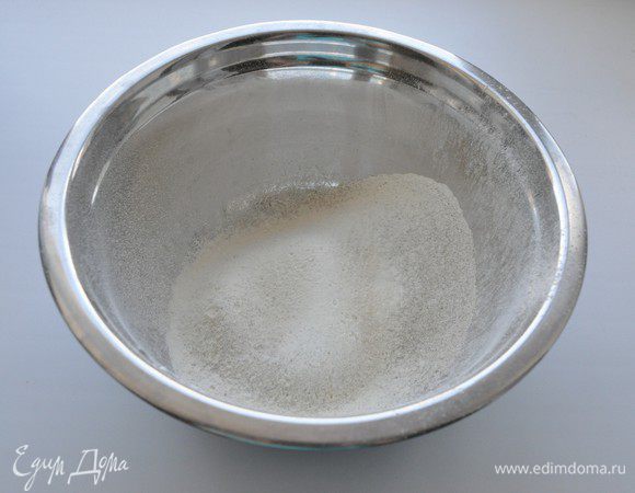 В другую емкость просеять оба вида муки, добавить щепотку соли.