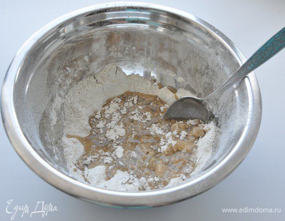 Вылить жидкость в муку и, сначала ложкой, а потом руками замесить мягкое приятное тесто. В зависимости от качества, Вам может понадобиться чуть больше или меньше муки (регулируйте количество муки и жидкости).
