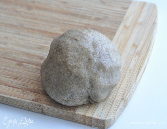 Скатать тесто в шар, завернуть в пленку и убрать в холодильник, пока занимаемся начинкой.
