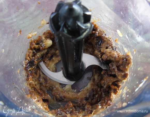 Чернослив с бананом измельчите в блендере.