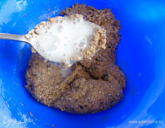 Соду загасите уксусом и добавьте в тесто, аккуратно, но быстро перемешайте.