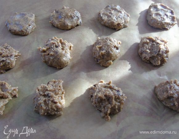 Ложкой выложите на противень, застеленный пергаментом.
