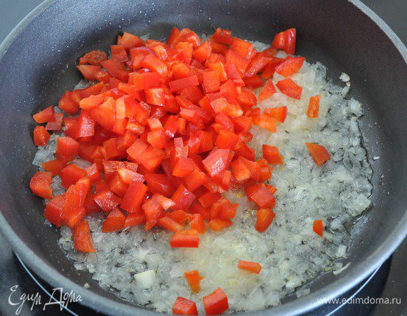Большую луковицу мелко порезать и пассеровать на столовой ложке растительного масла около 5 минут. Сладкий болгарский перец также мелко порезать и добавить в сковороду к луку, потушить овощи вместе до готовности лука. 