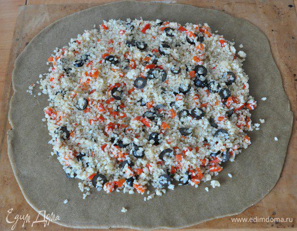 Достать тесто из холодильника. 
Прямо на бумаге для выпечки (у меня тефлоновый лист) раскатать тесто в круг диаметром около 33 см. Тесто очень послушное и прекрасно раскатывается. В середину выложить начинку, не доходя до краев теста по 4-5 см.