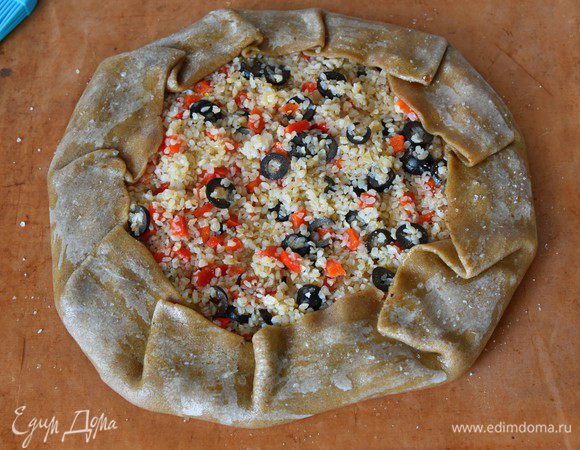 Края галеты завернуть на начинку и защипнуть в свободные складки. Немного смазать края теста водой и присыпать морской солью.
Поставить выпекать галету в разогретую до 180°С духовку на 35-40 минут (ориентируйтесь по своей духовке). Если сильно подгорает верх, прикрыть галету фольгой.