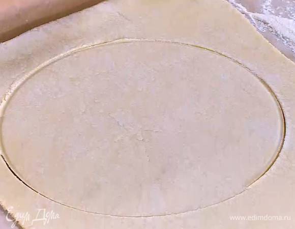 Вырезать из теста круг по размеру формы для выпечки.