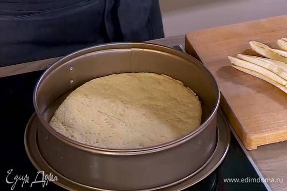 Разъемную форму смазать 1 ч. ложкой сливочного масла, выложить тесто, часто наколоть его вилкой и выпекать в разогретой духовке 5–10 минут.