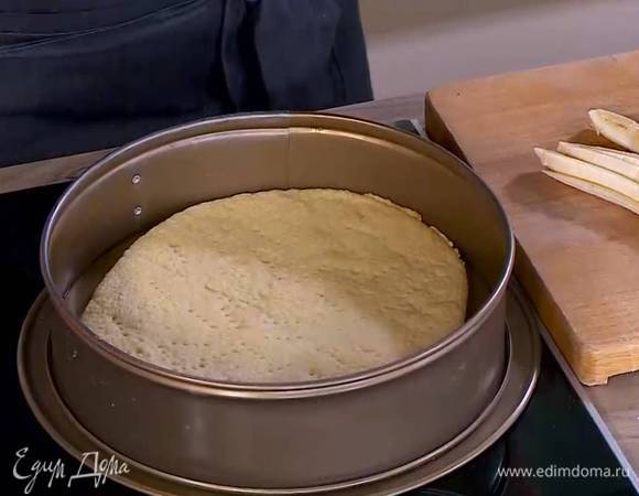 Разъемную форму смазать 1 ч. ложкой сливочного масла, выложить тесто, часто наколоть его вилкой и выпекать в разогретой духовке 5–10 минут.