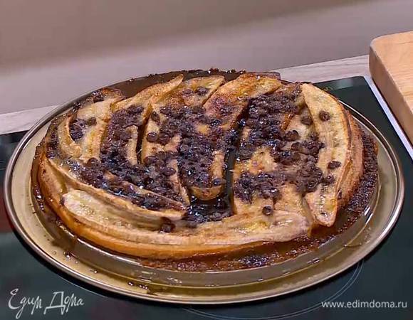 Выпекать пирог в разогретой духовке 15–20 минут.