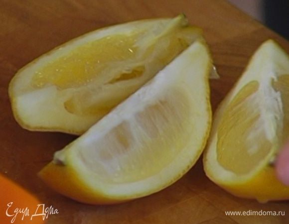 Из четвертинки лимона выжать 1 ч. ложку сока. 