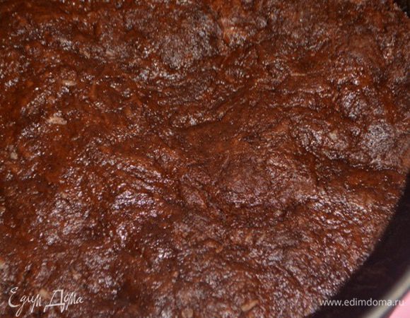 Влить растительное масло и сок апельсина. Тщательно вымесить. Разъемную форму (диаметр 18 см) смазать маслом, выложить тесто и хорошо разровнять. Выпекать при 160°C 30 минут. Готовность проверять деревянной палочкой. 