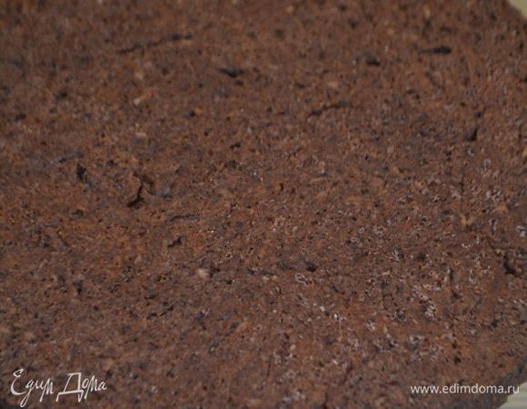 Готовый бисквит достать, извлечь из формы и остудить на решетке.