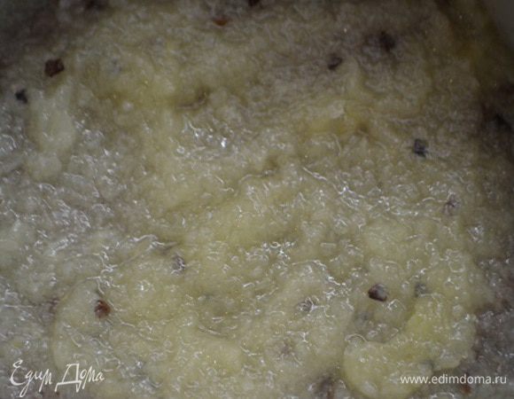 Бисквит снова уложить в разъемную форму, бока застелить пекарской бумагой или файлом. Выложить ананасовое желе и разровнять. Убрать в холодильник.