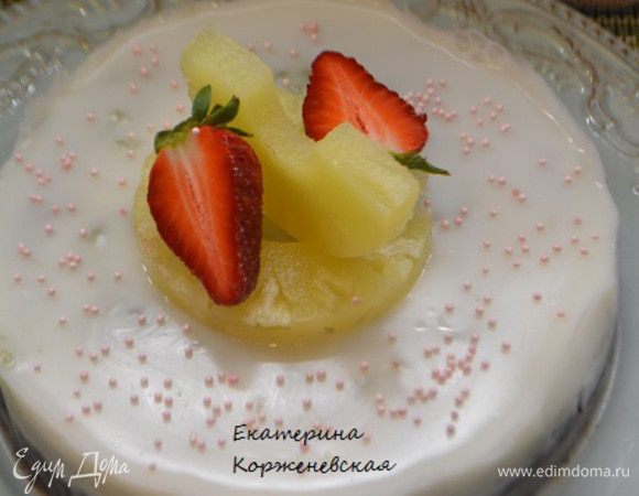 Тем временем приготовим кокосовое желе: агар замочить в 80 г холодной воды, дать набухнуть 15 минут. В кокосовое молоко всыпать сахар, сотейник поставить на огонь и варить до растворения сахара. Добавить туда набухший агар и варить от закипания 4-5 минут. Вылить желе на ананасовый слой. Главное, чтобы у стенок не было просветов. А то желе вытечет (как произошло у меня). Убрать на время в холодильник. У застывшего торта снять борта и удалить пленку. И можно подавать к столу.