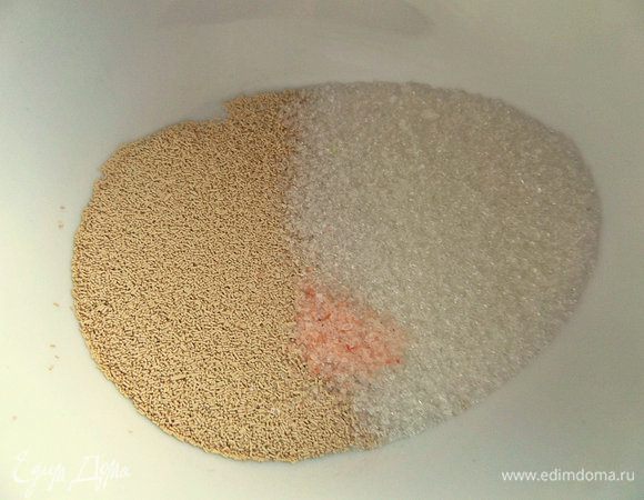 Смешать дрожжи, сахар и соль.