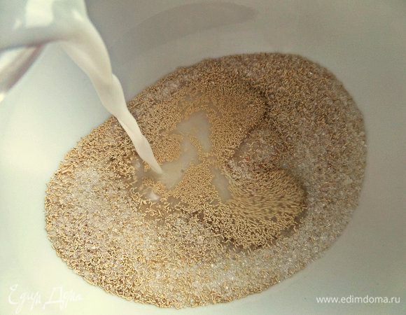 Влить теплое молоко и размешать. Жирное молоко можно разбавить водой.