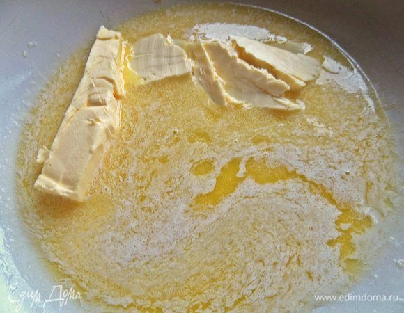 Сливочное масло или маргарин тем временем растопить.