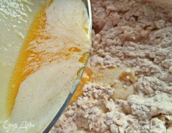 Влить теплое масло в тесто.