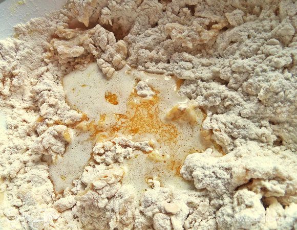 Продолжаем замешивать крутое тесто.